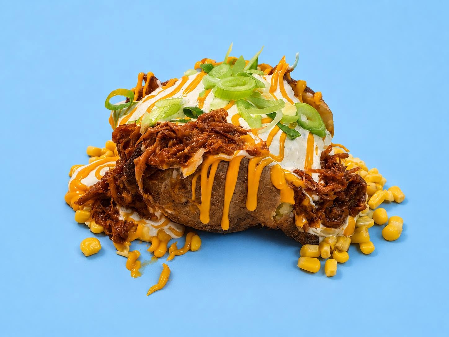 Bakt potet med pulled pork, mais, ostesaus og vårløk